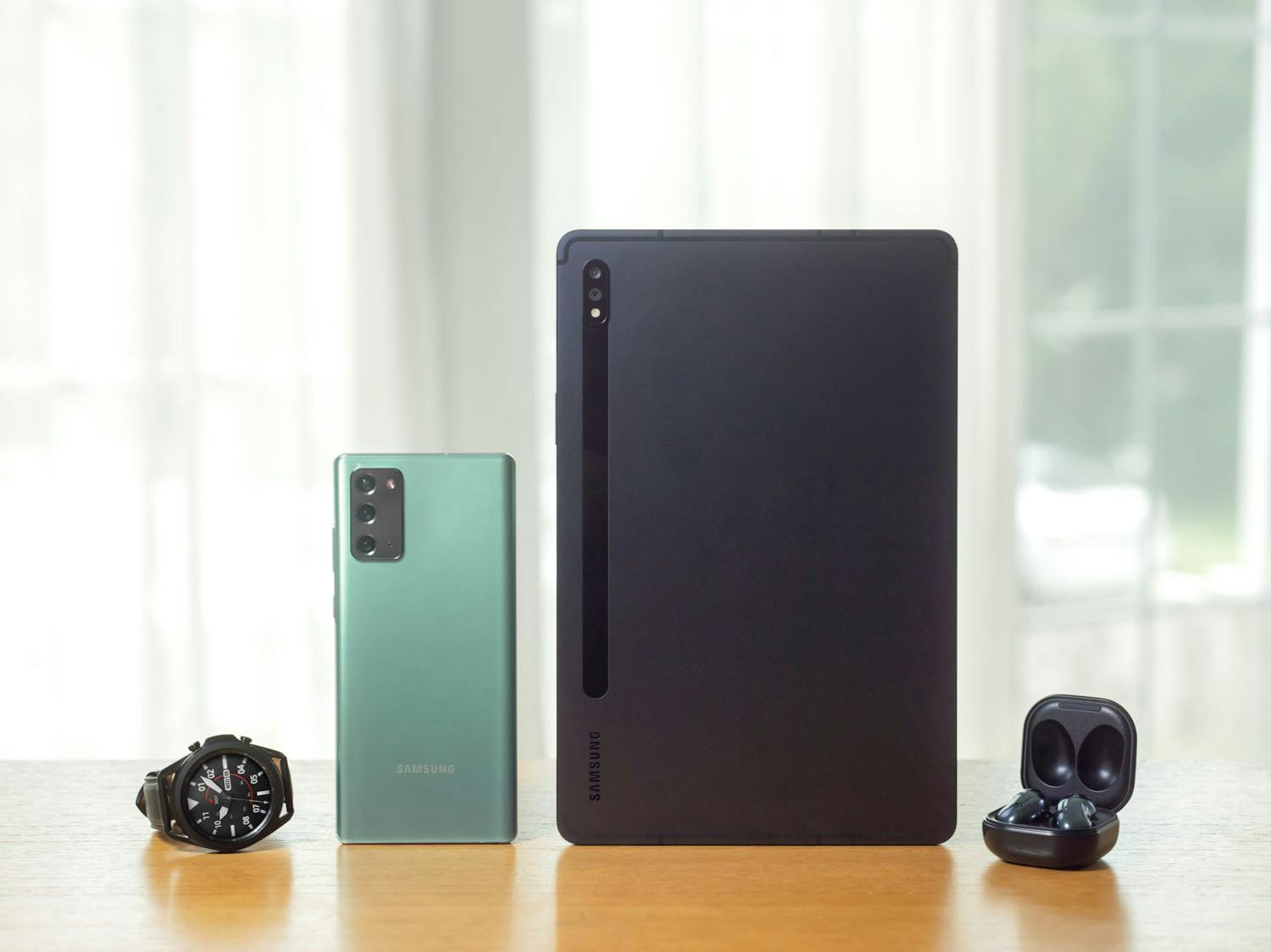 Note-uutuuksien ohella ensiesittelynsä saivat kaksi uutta tablettia Tab S7 ja Tab S7+, Galaxy Watch3 -älykello sekä Buds Live -kuulokkeet. Note-uutuuksien ohella ensiesittelynsä saivat kaksi uutta tablettia Tab S7 ja Tab S7+, Galaxy Watch3 -älykello sekä Buds Live -kuulokkeet.